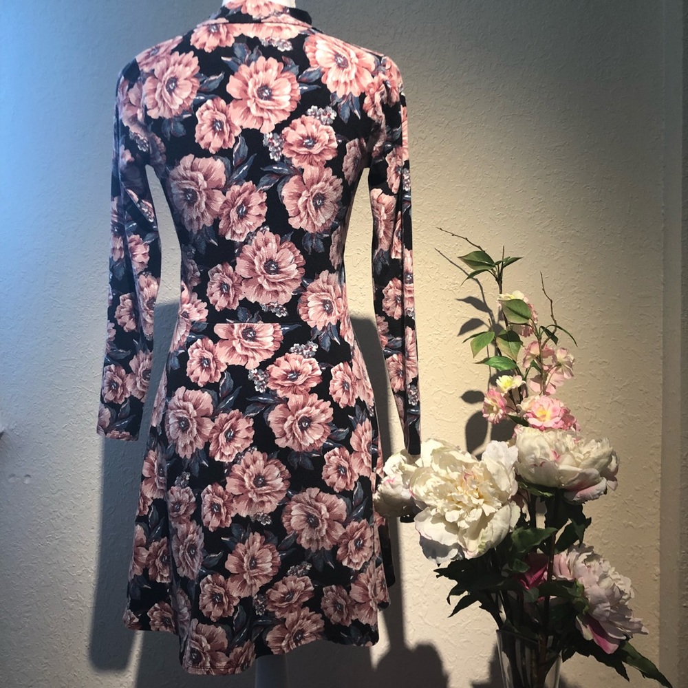 Hollister floral dress - Picture 2 of 3